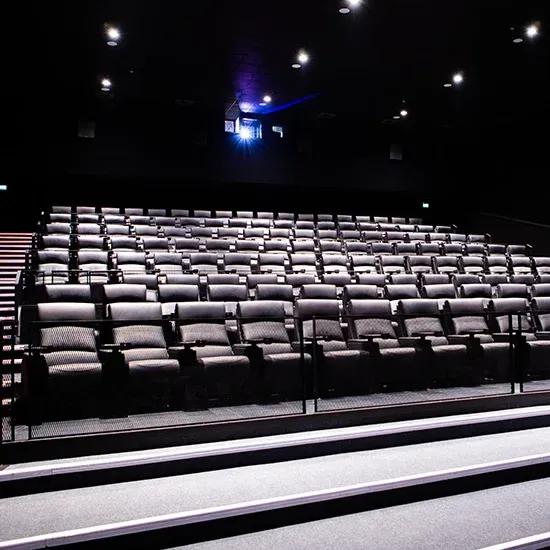 Biglietti The Space con menu a 11,99 €: film, pop corn e bibita inclusi 3 Sala di un cinema The Space con poltrone disposte ad anfiteatro