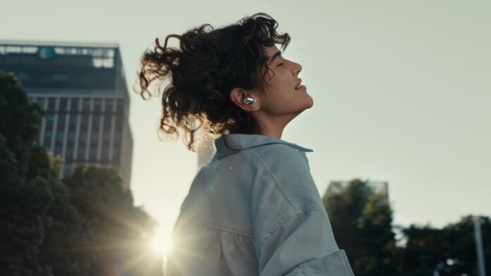 HUAWEI FreeBuds Neo codice sconto Ragazza in città con gli auricolari HUAWEI FreeBuds Neo